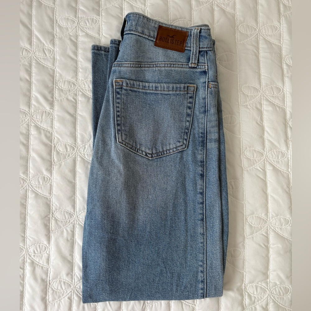 Hollister Light Wash High-Rise Dad Jeans - Pale Blue